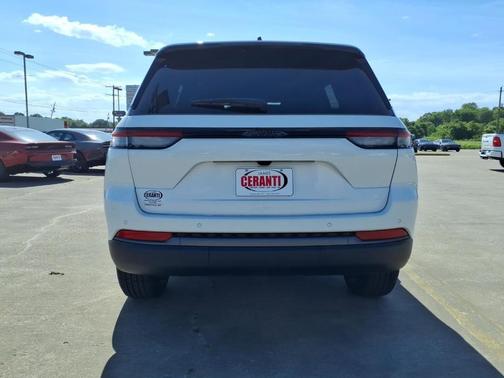 Bright White Clearcoat 2026 Jeep Grand Cherokee Laredo