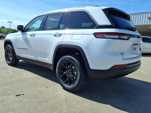 Bright White Clearcoat 2026 Jeep Grand Cherokee Laredo