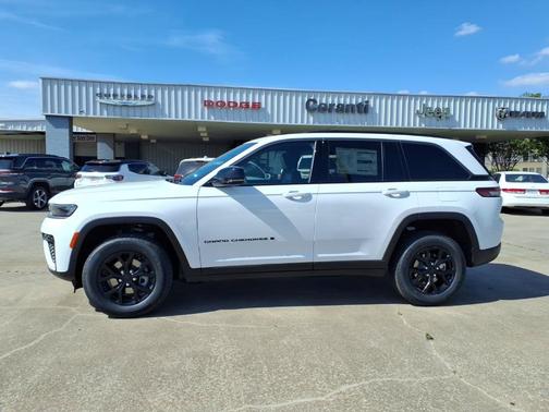 Bright White Clearcoat 2026 Jeep Grand Cherokee Laredo