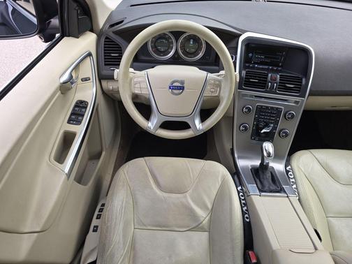 Black Sapphire Metallic 2013 Volvo XC60 T6