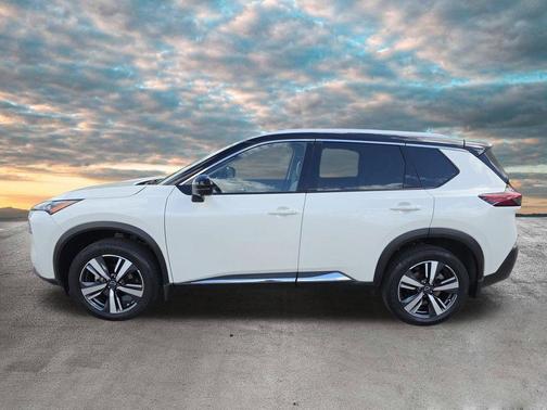 Pearl White Tricoat/Super Black 2023 Nissan Rogue SL