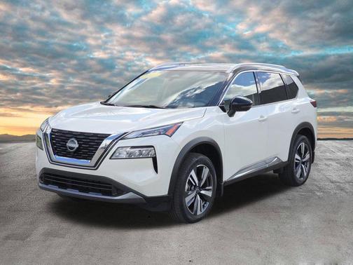 Pearl White Tricoat/Super Black 2023 Nissan Rogue SL