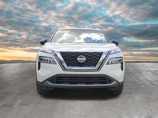 Pearl White Tricoat/Super Black 2023 Nissan Rogue SL