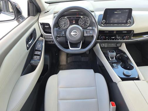 Pearl White Tricoat/Super Black 2023 Nissan Rogue SL