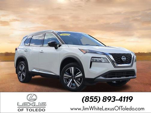 Pearl White Tricoat/Super Black 2023 Nissan Rogue SL