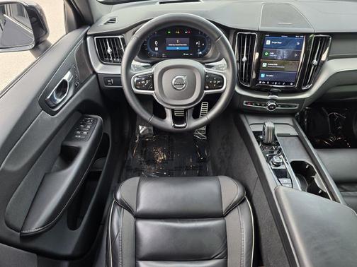Onyx Black Metallic 2022 Volvo XC60 B6 R-Design