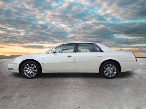 White Diamond Clearcoat 2009 Cadillac DTS 1SB
