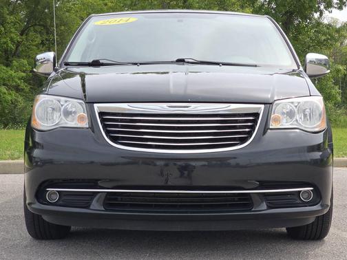 Brilliant Black Crystal Pearlcoat 2014 Chrysler Town & Country Touring-L