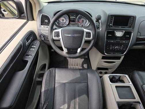 Brilliant Black Crystal Pearlcoat 2014 Chrysler Town & Country Touring-L