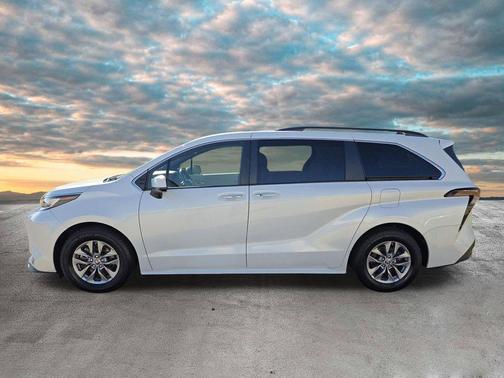 Wind Chill Pearl 2023 Toyota Sienna XLE