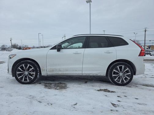 2023 Volvo XC60 B5 Plus Dark Theme