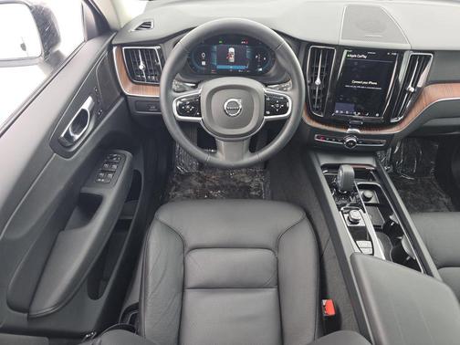2023 Volvo XC60 B5 Plus Dark Theme