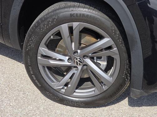 Deep Black 2024 Volkswagen Atlas Cross Sport 2.0T SEL