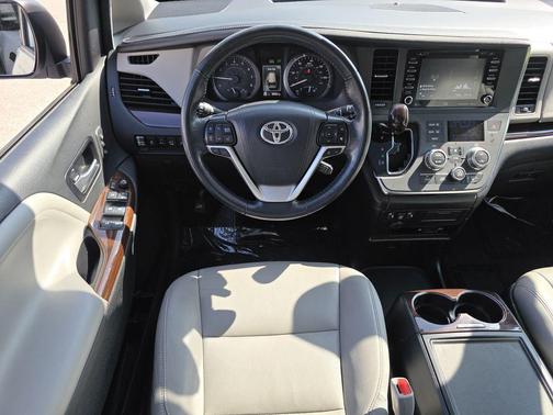 Blizzard Pearl 2019 Toyota Sienna Limited