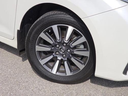 Blizzard Pearl 2019 Toyota Sienna Limited