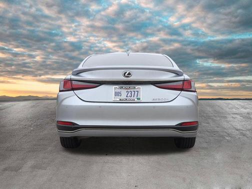 2025 Lexus ES 300h F SPORT Design