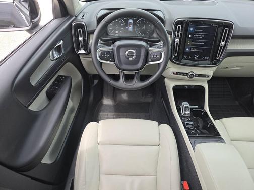 Onyx Black Metallic 2019 Volvo XC40 T5 Inscription