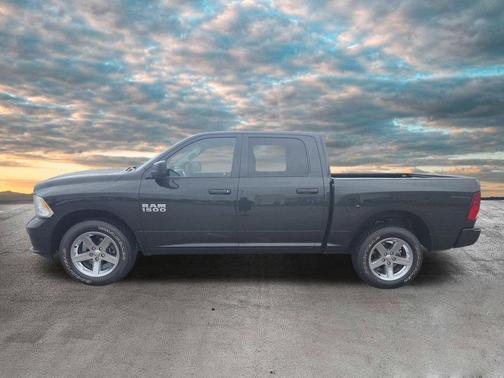 Brilliant Black Crystal Pearlcoat 2017 RAM 1500 Express