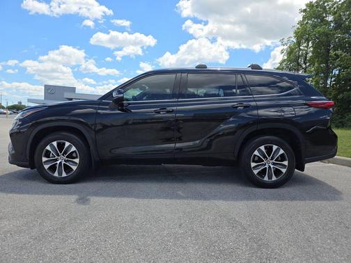 Midnight Black Metallic 2022 Toyota Highlander XLE