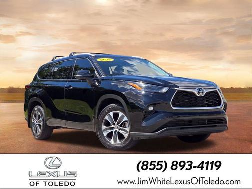 Midnight Black Metallic 2022 Toyota Highlander XLE