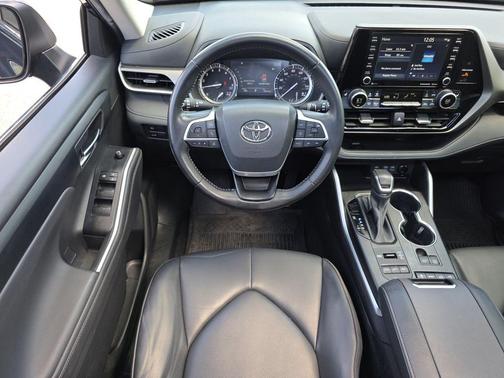 Midnight Black Metallic 2022 Toyota Highlander XLE