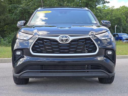 Midnight Black Metallic 2022 Toyota Highlander XLE