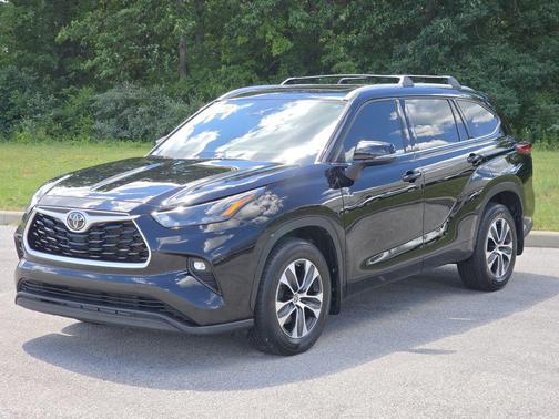 Midnight Black Metallic 2022 Toyota Highlander XLE