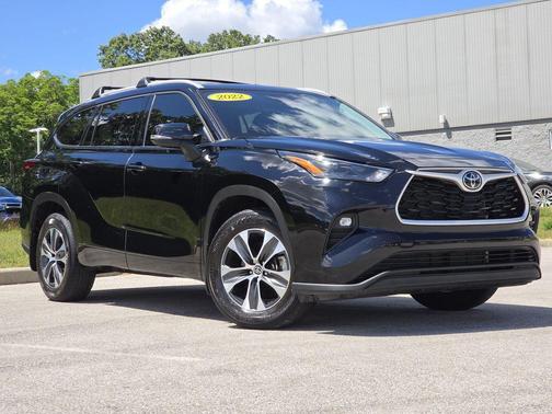 Midnight Black Metallic 2022 Toyota Highlander XLE