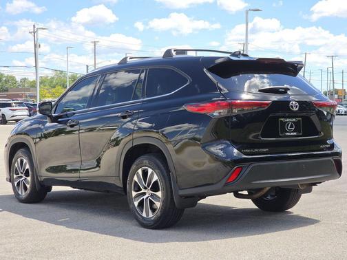 Midnight Black Metallic 2022 Toyota Highlander XLE