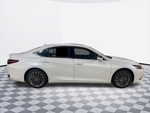 2025 Lexus ES 300h Luxury