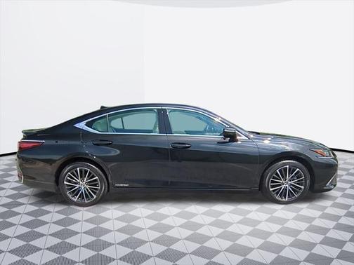 2022 Lexus ES 300h Base
