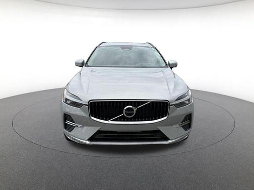 Silver Dawn Metallic 2022 Volvo XC60 B5 Momentum