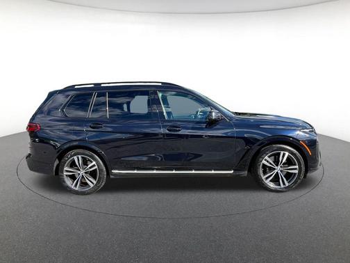 Carbon Black Metallic 2026 BMW X7 xDrive40i