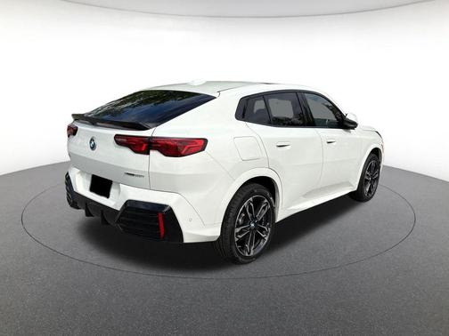 Alpine White 2026 BMW X2 xDrive28i