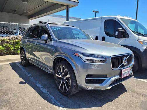 2018 Volvo XC90 T6 Momentum