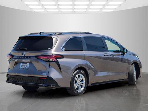 2022 Toyota Sienna XSE 7 Passenger