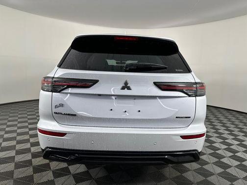 White Diamond 2026 Mitsubishi Outlander LE S-AWC