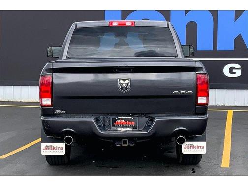 Brilliant Black Crystal Pearlcoat 2018 RAM 1500 Express