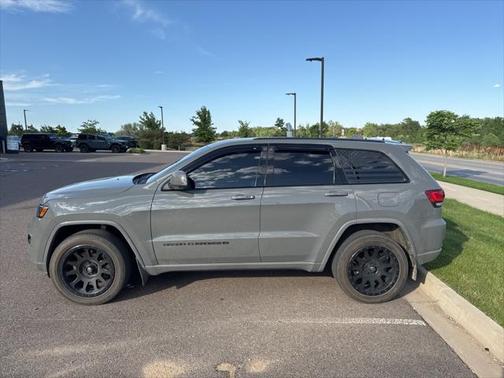 2022 Jeep Grand Cherokee Laredo