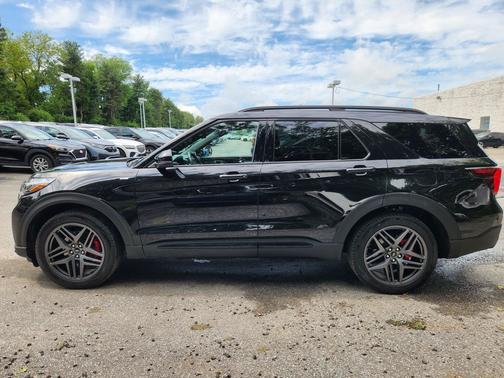 Agate Black Metallic 2025 Ford Explorer ST-Line