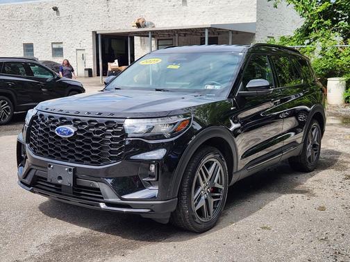 Agate Black Metallic 2025 Ford Explorer ST-Line