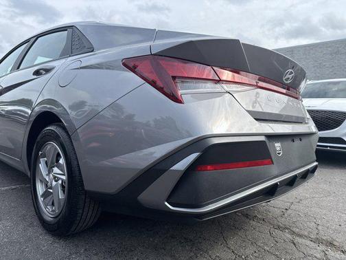 Fluid Metal 2025 Hyundai ELANTRA SE