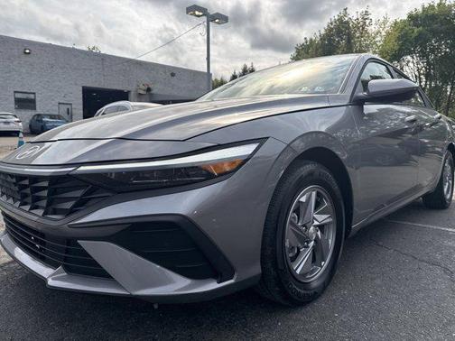 Fluid Metal 2025 Hyundai ELANTRA SE