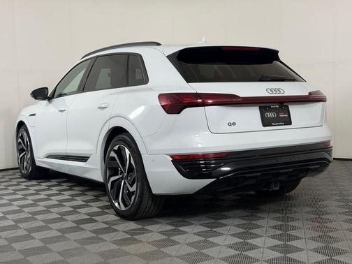 Glacier White Metallic 2024 Audi Q8 e-tron Premium Plus