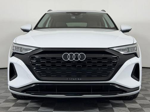 Glacier White Metallic 2024 Audi Q8 e-tron Premium Plus