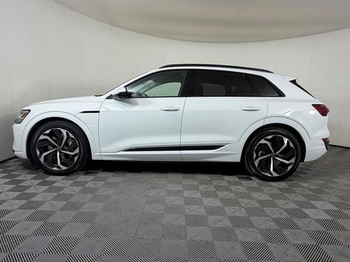 Glacier White Metallic 2024 Audi Q8 e-tron Premium Plus
