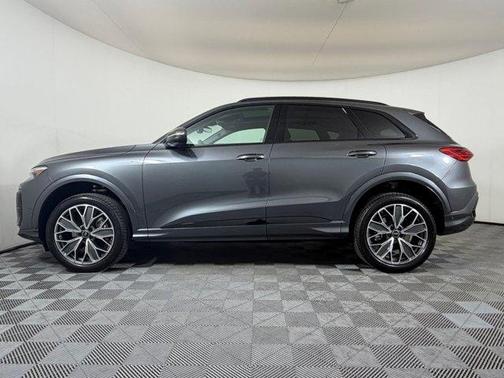 Daytona Gray Pearl Effect 2026 Audi Q5 Premium Plus TFSI quattro S tronic