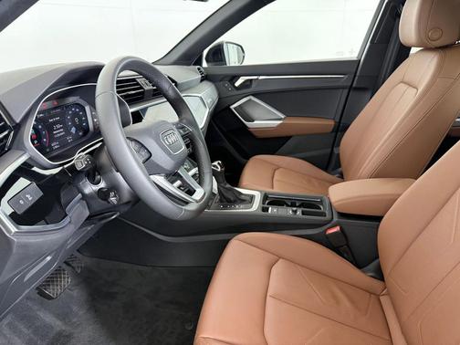 2025 Audi Q3 Premium 45 TFSI S line quattro Tiptronic