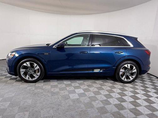 2022 Audi e-tron Premium Plus