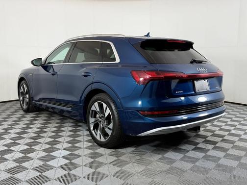 2022 Audi e-tron Premium Plus